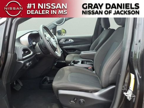 Used 2022 Chrysler Pacifica Touring FWD image 22
