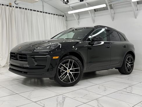 Certified 2025 Porsche Macan image 1