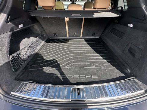Certified 2023 Porsche Cayenne Platinum Edition image 40