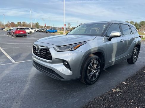 Certified 2023 Toyota Highlander XLE image 4