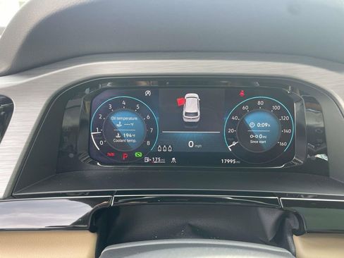 Used 2025 Volkswagen Atlas Cross Sport SE w/ Panoramic Sunroof Package image 19