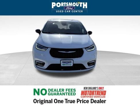 Used 2024 Chrysler Pacifica Touring-L image 9