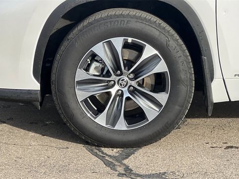 Used 2025 Toyota Highlander XLE image 27