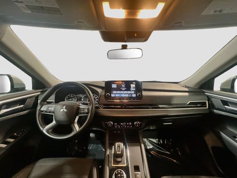 Used 2023 Mitsubishi Outlander SE FWD image 16