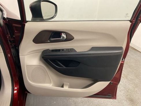 Used 2020 Chrysler Voyager Lxi image 23