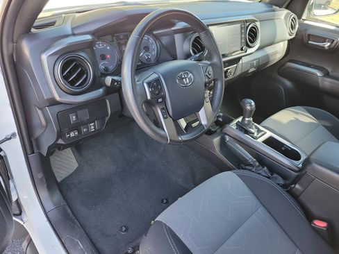 Used 2020 Toyota Tacoma TRD Sport image 3