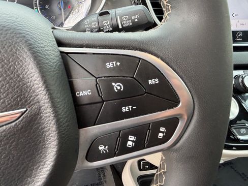 Used 2024 Chrysler Pacifica Touring-L FWD image 23