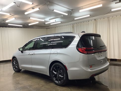 New 2026 Chrysler Pacifica Select w/ S Appearance Package FWD image 8