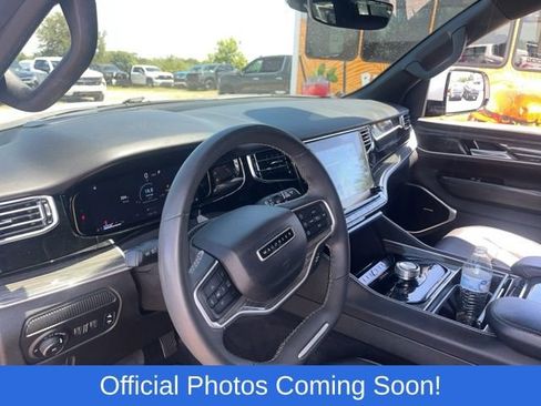 Used 2022 Jeep Wagoneer Series III w/ Flexible Seating Group RWD image 4