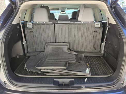 Used 2023 Toyota Highlander LE image 17