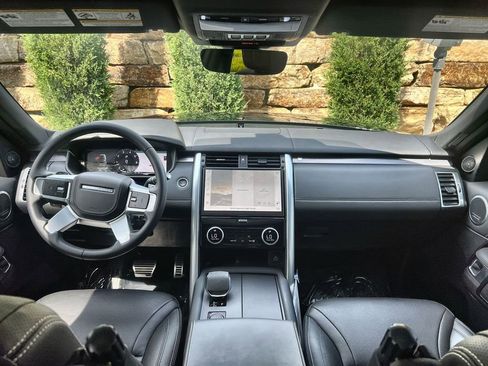 Certified 2025 Land Rover Discovery Metropolitan Edition image 12