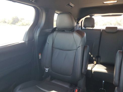 Used 2025 Toyota Sienna Platinum image 12