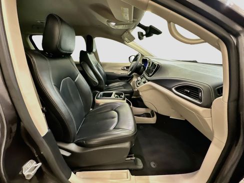 Used 2023 Chrysler Pacifica Touring-L FWD image 33