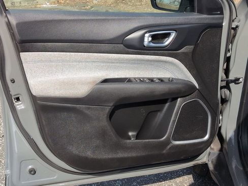 Used 2024 Jeep Compass Latitude image 30