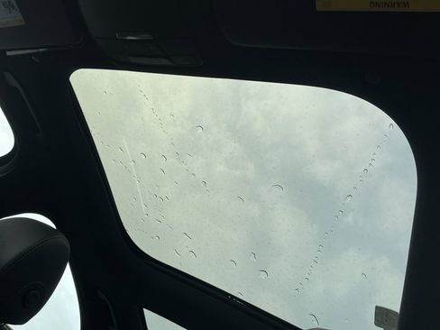 Used 2017 Mercedes-Benz E 300 4MATIC image 25