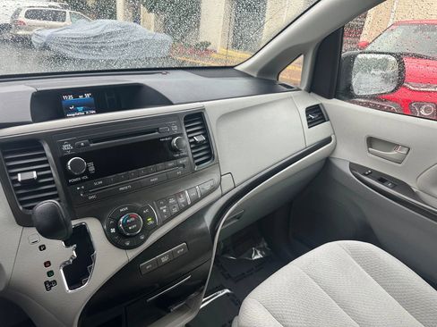 Used 2013 Toyota Sienna LE FWD image 11
