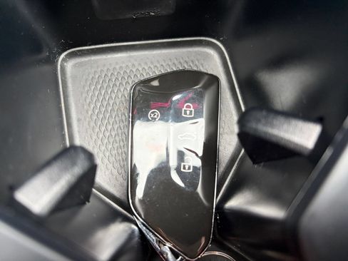 Used 2026 Volkswagen Tiguan SE FWD image 21