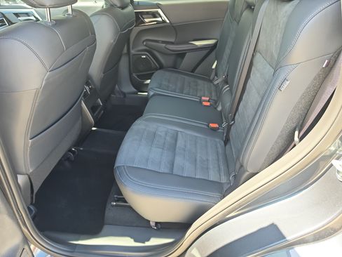 Used 2025 Mitsubishi Outlander SE FWD image 17