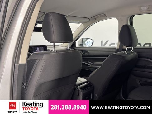Used 2025 Nissan Pathfinder SV FWD image 16