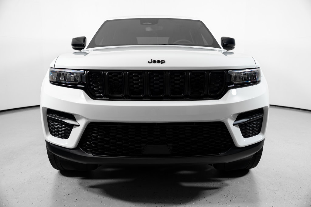 Used 2023 Jeep Grand Cherokee Altitude AWD/4WD image 18