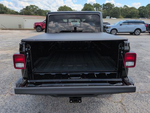 Used 2025 Jeep Gladiator Sport AWD/4WD image 11
