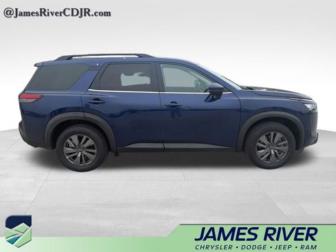 Used 2025 Nissan Pathfinder SV FWD image 5