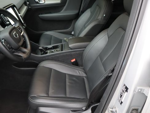 Used 2025 Volvo XC40 B5 Core AWD/4WD image 16