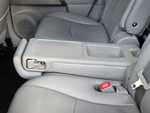 Used 2012 Toyota Highlander SE w/ Tow Pkg FWD image 10