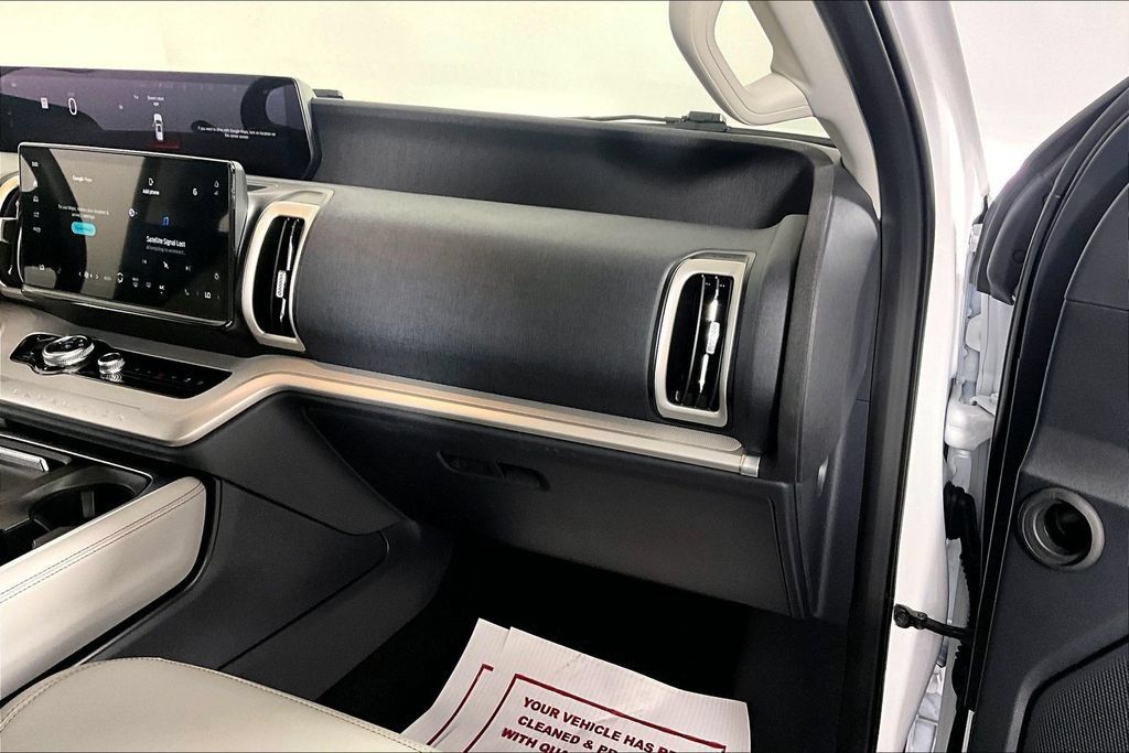 Used 2025 Ford Expedition Active AWD/4WD image 16