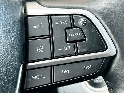 Used 2024 Toyota Highlander XLE FWD image 37