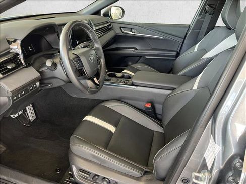 Used 2025 Toyota Camry SE image 9