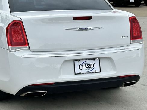 Used 2019 Chrysler 300 Limited RWD image 6