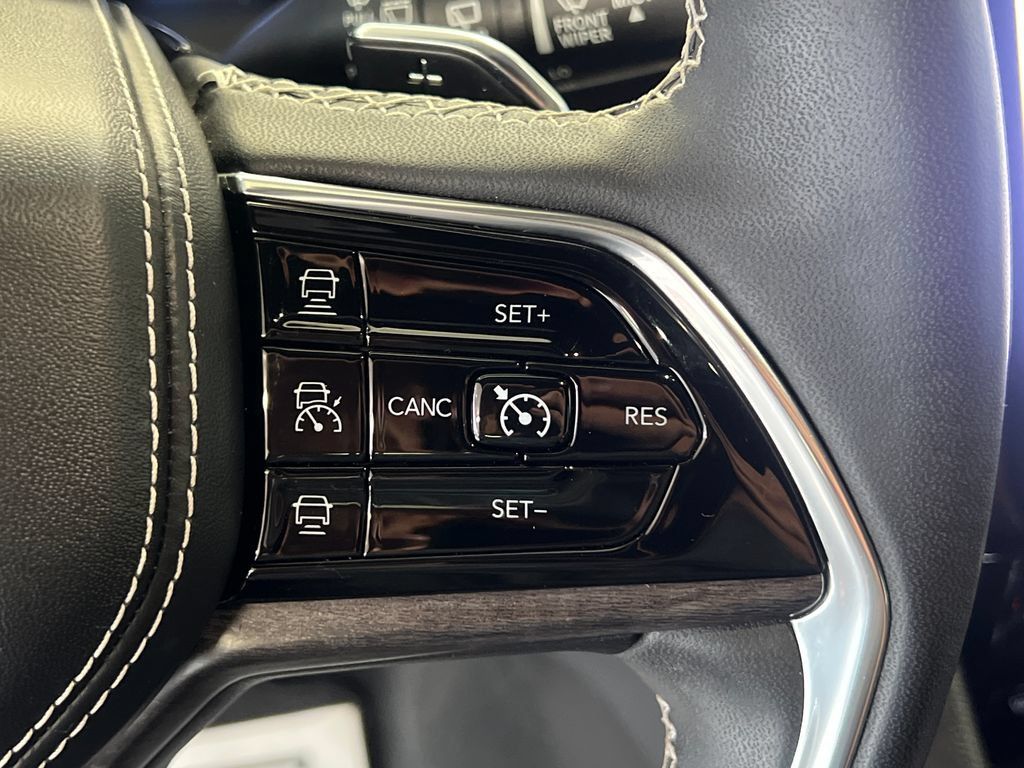 Used 2023 Jeep Grand Cherokee Overland AWD/4WD image 23
