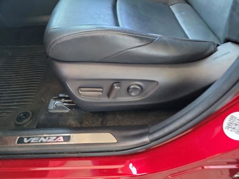 Used 2023 Toyota Venza XLE image 16