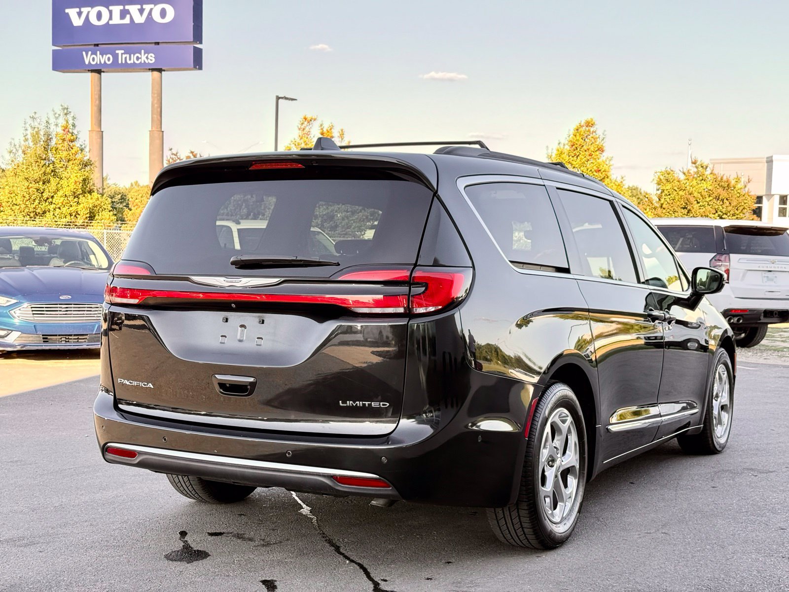 Used 2022 Chrysler Pacifica Limited FWD image 9