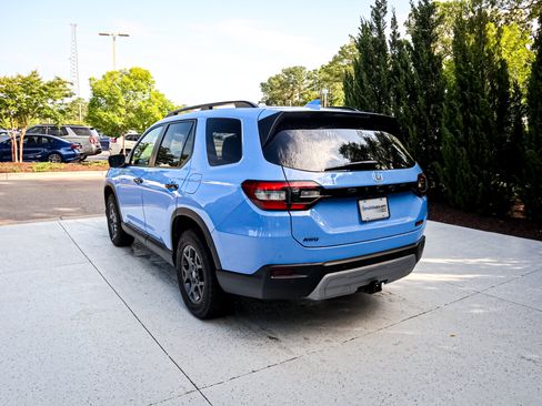 Used 2025 Honda Pilot TrailSport image 8