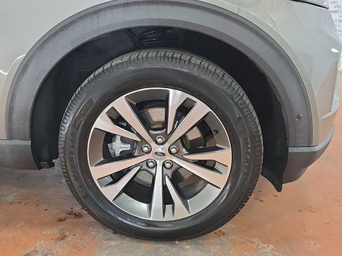 Used 2020 Ford Explorer Platinum w/ Premium Technology Package image 11