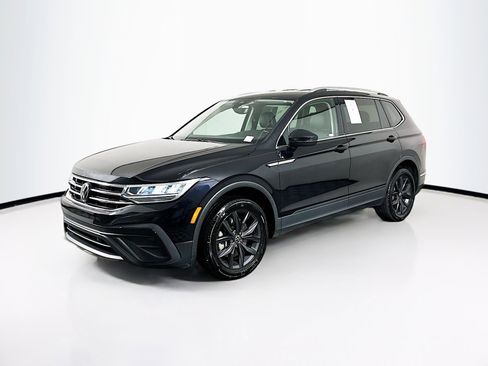 Used 2024 Volkswagen Tiguan SE image 3