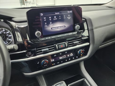 Used 2025 Nissan Pathfinder SV image 12