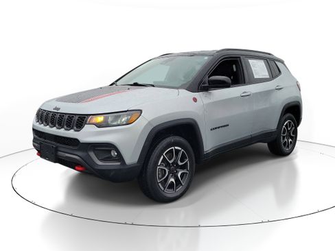 Used 2025 Jeep Compass Trailhawk AWD/4WD image 2