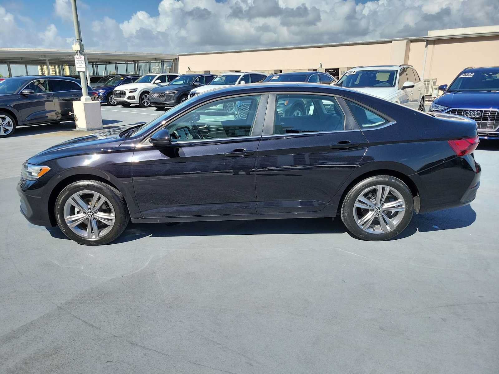 Used 2023 Volkswagen Jetta SE w/ Panoramic Sunroof Package FWD image 3
