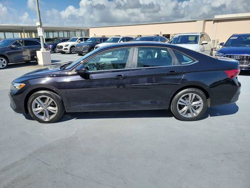 Used 2023 Volkswagen Jetta SE w/ Panoramic Sunroof Package FWD image 3