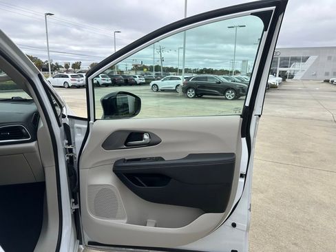Used 2024 Chrysler Pacifica Touring-L image 28