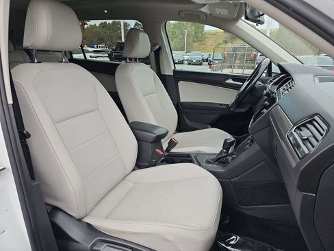 Used 2019 Volkswagen Tiguan SE w/ Panoramic Sunroof Package image 10