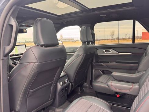 Used 2025 Ford Explorer ST-Line w/ ST-Line Street Pack image 31