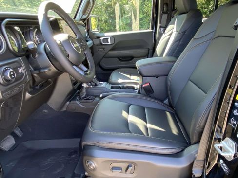 New 2025 Jeep Gladiator High Tide image 16