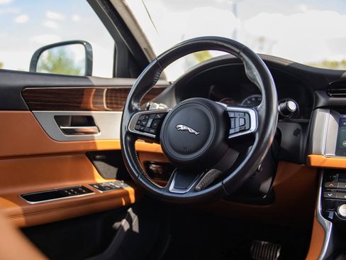 Used 2018 Jaguar XF Portfolio AWD/4WD image 40