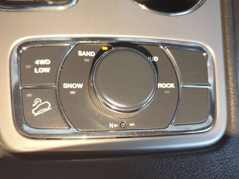 Used 2021 Jeep Grand Cherokee Limited image 31