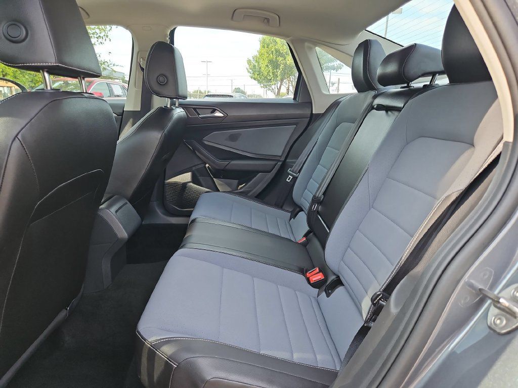Used 2025 Volkswagen Jetta SE FWD image 27