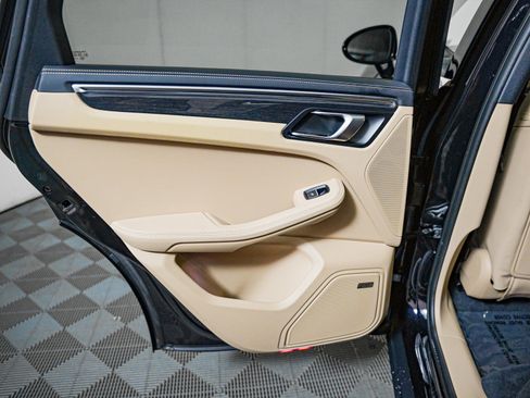 Certified 2024 Porsche Macan image 25